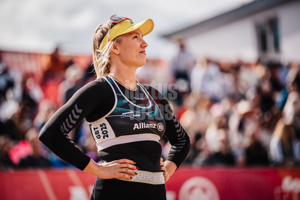 Beachvolleyball | Frauen | Allianz German Beach Tour 2025 | Tourstop Berlin | 23.08.2025 | Chenoa Christ läuft in das Stadion ein