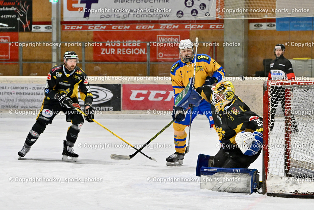 MET PHOTOVOLTAIK HORNETS SPITTAL vs. 1. EHC ALTHOFEN | #35 Egger Luca EC Hornets Spittal, #58 Goritschnig Martin EHC Althofen, #38 Zorec Marco EC Hornets Spittal, MET PHOTOVOLTAIK HORNETS SPITTAL vs. 1. EHC ALTHOFEN, MET PHOTOVOLTAIK HORNETS SPITTAL vs. 1. EHC ALTHOFEN am 10.01.2026 in Spittal an der Drau (Eissportzentrum Spittal), Austria, (Photo by Bernd Stefan)