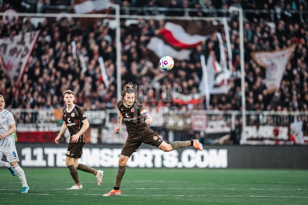 Fußball | Männer | Saison 2023/2024 | 2. Fußball-Bundesliga | 31. Spieltag | FC St. Pauli vs. FC Hansa Rostock | 26.04.2024 | Kopfball von Jackson Irvine (#7, FC St. Pauli)