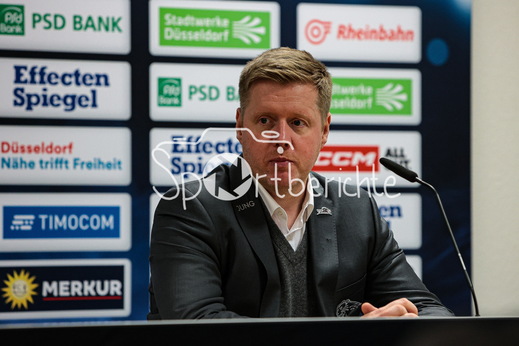 Duesseldorfer EG - Augsburger Panther | Panther Trainer Peter Russell auf der Pressekonferenz nach der Partie in Duesseldorf