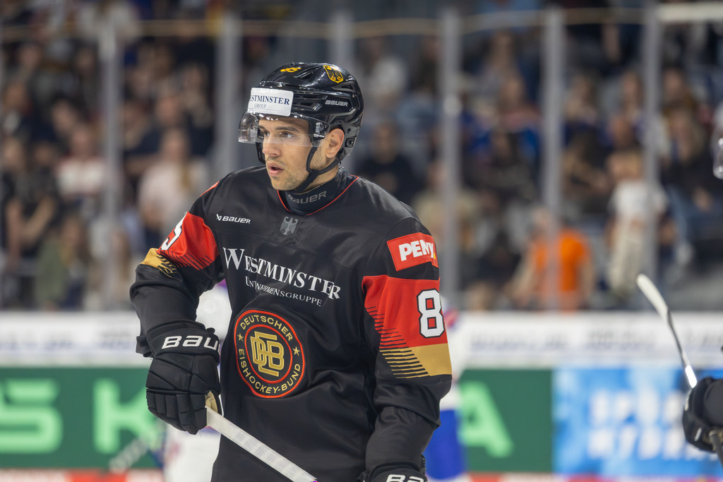 Eishockey-Länderspiel Deutschland gegen USA in Mannheim (letztes Vorbereitungsspiel vor der WM in der Schweiz) | Eishockey-Länderspiel Deutschland gegen USA in Mannheim (letztes Vorbereitungsspiel vor der WM in der Schweiz)***Arkadiusz Dziambor (85, Deutschland) beim Warm-Up - Realisiert mit Pictrs.com