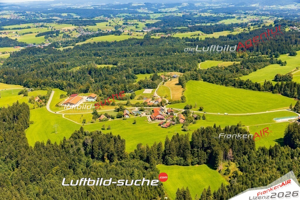 Klassische Luftaufnahme ohne Drohne zeigt:Ratzeneberg bei Lindenberg im Allgäu - Die Luftbildaufnahme wurde 2025 vom UL-Flugzeug heraus erstellt ( keine Drohne ) - Hochauflösende Luftaufnahme -Nicht vergleichbar mit Google Maps oder Satelittenbilder- Die Geschenkidee !Mit Lizenz und Bildrechte bestellbar