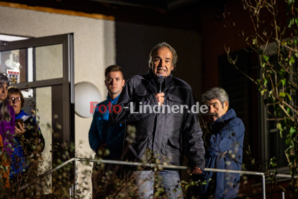 Demo für den Erhalt der Eishalle Peißenberg | Demo für den Erhalt der Eishalle Peißenberg, Demo für den Erhalt der Eishalle Peißenberg, 20241030,Stefan Rießenberger (TSV Präsident) spricht zu den Teilnehmern der Demo,2024-10-30 in Peißenberg (Moosleitenparkplatz)Stefan Rießenberger (TSV Präsident)Copyright: WolfgangxLindner 
