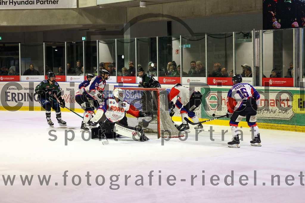 2023-01-22_119_Eishockey_TSV_Erding_gegen_ESC_Dorfen | Erding, Deutschland, 22.01.2023:
Eishockey, Bayernliga 2022 / 2023, 29. Spieltag, TSV Erding gegen ESC Dorfen, Endergebnis: 6:2

Simon Franz (Erding Gladiators, #4), Florian Fischer (ESC Dorfen, #26), Torwart Maximilian Englbrecht (ESC Dorfen, #45), Florian Zimmermann (Erding Gladiators, #5), Christof Hradek (ESC Dorfen, #15)

Foto: Christian Riedel / fotografie-riedel.net