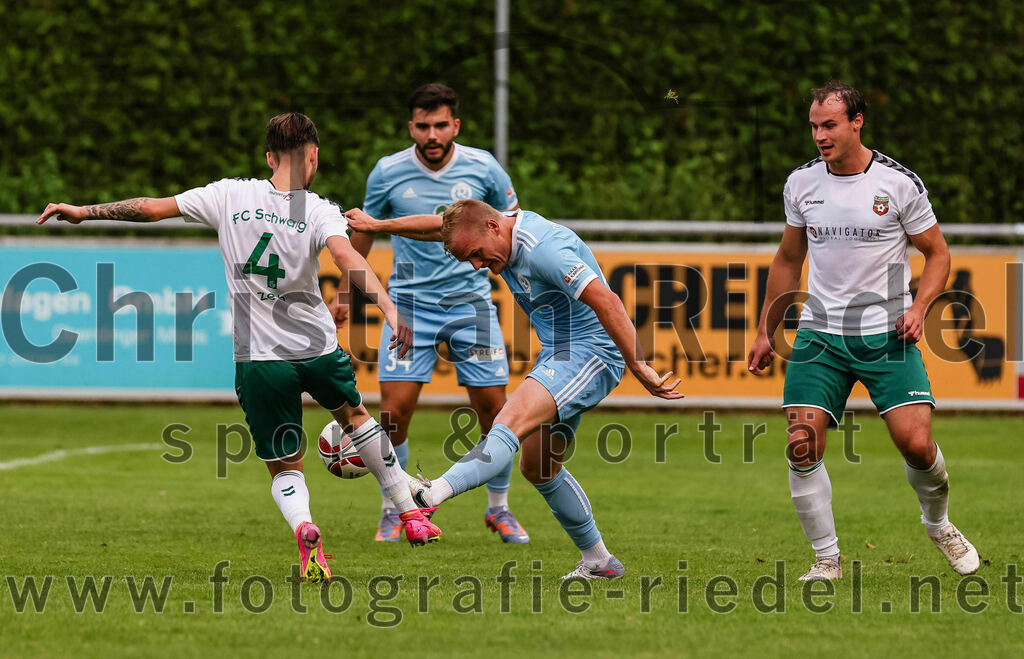 2023-07-28_047_FC_Schwaig_gegen_TSV_1860_Rosenheim | Oberding, Deutschland, 28.07.2023:
Fußball, Landesliga Südost 2023 / 2024, 3. Spieltag, FC Schwaig gegen TSV 1860 Rosenheim, Endergebnis: 1:1

Philipp Zech (FC Schwaig, #4), Maximilian Mayerl (TSV 1860 Rosenheim, #42), Markus Straßer (FC Schwaig, #11)

Foto: Christian Riedel / fotografie-riedel.net