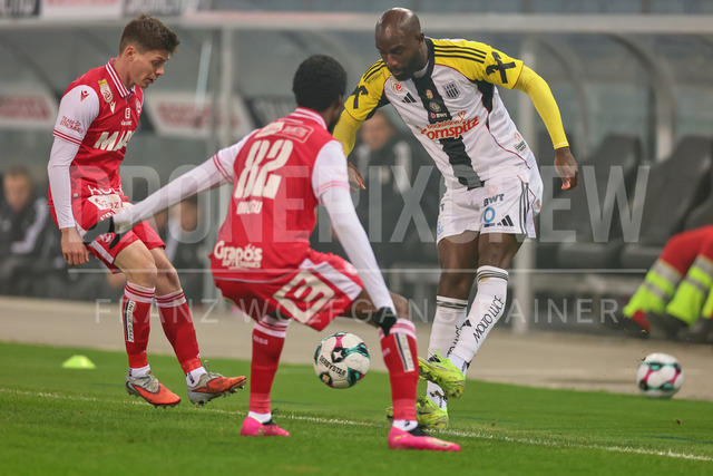 Austrian Bundesliga: Grazer AK 1902 vs LASK | GRAZ, AUSTRIA, 13.DEC.25 - SOCCER - ADMIRAL Bundesliga, Grazer AK 1902 vs LASK. The image shows Thorsten Schriebl (GAK) and Samuel Adeniran (Lask).