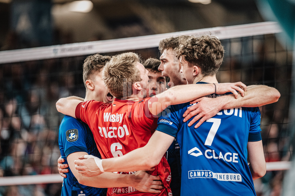 Volleyball | Herren | Saison 2023/2024 | CEV Volleyball Cup 2024 Finale | SVG Lüneburg (GER) vs. Asseco Resovia Rzeszow (POL) | 12.03.2024 | Das Team von SVG Lüneburg jubelt