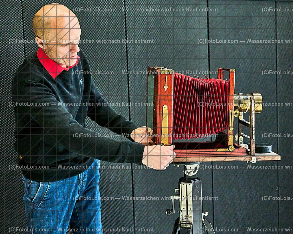 ALP9071_Linz_ARS-Elektr_MH_Nassplattenfotografie_Kamera | (C)FotoLois.com, Alois Spandl, Linz an der Donau - ARS Elektronica Center, Multimediashow über Nassplattenfotografie von Markus Hofstätter, Fr 13. Oktober 2023.