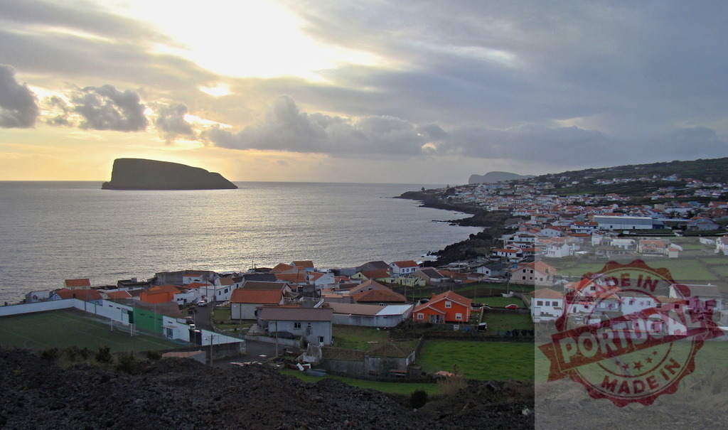 Vila Franca do Campo Islet and coastal village at sunset in Azores | Vila Franca do Campo Islet off São Miguel island's coast with an ocean village at sunset - Realized with Pictrs.com