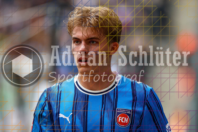 04.04.2026, GER, Fussball, Herren, 1. BL, Saison 2025/2026, Borussia Mönchengladbach - 1. FC Heidenheim | Hennes Behrens (Heidenheim) schaut 