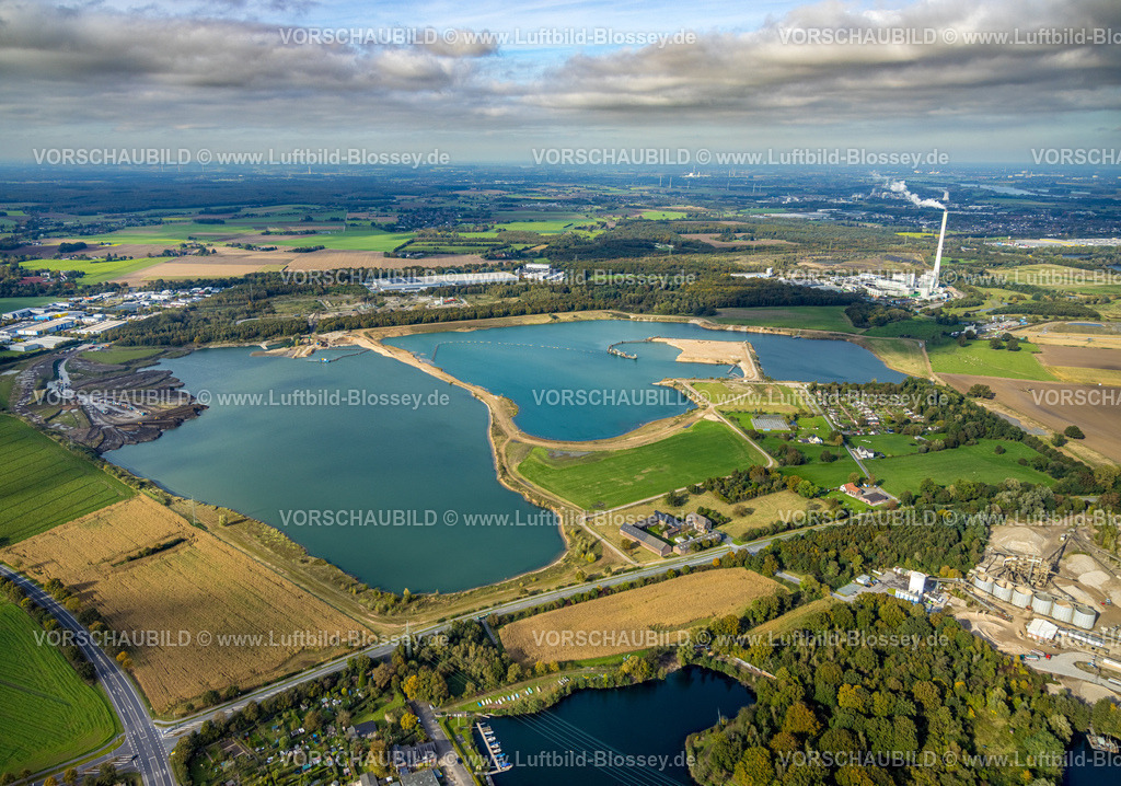 Kamp-Lintfort241013631 | Luftbild, Kiesbaggerei See Rossenray, Abfallentsorgungszentrum Asdonkshof mit Schornstein, Fernsicht und blauer Himmel mit Wolken, Rossenray, Kamp-Lintfort, Ruhrgebiet, Nordrhein-Westfalen, Deutschland
