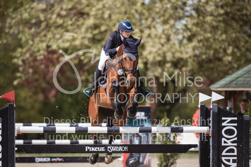 240428_Spenge_M2-Spr-145 | Deine schönsten Turniermomente als professionelle Fotos! Entdecke hochwertige Pferdesport-Fotografie im Online-Shop. Jetzt Fotos finden & bestellen!