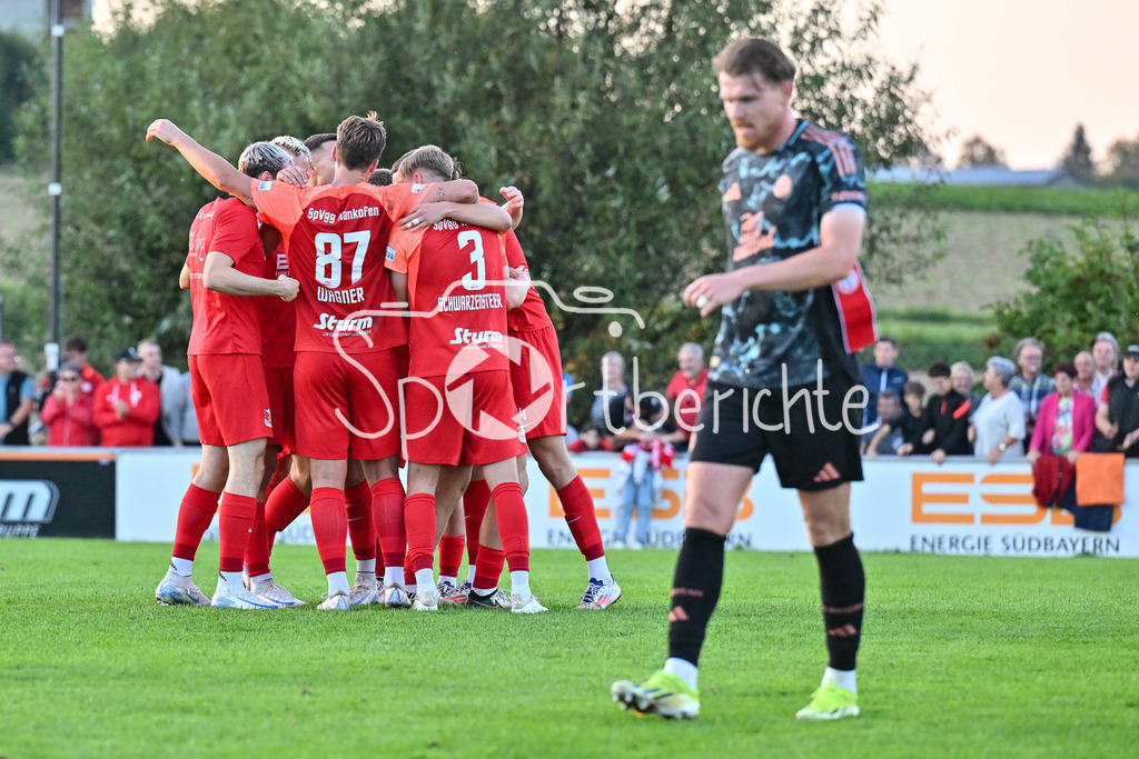 SpVgg Hankofen-Hailing - FC Bayern Amateure | Grenzenloser Jubel der Hausherren nach dem Heimsieg gegen den FC Bayern / Regionalliga Bayern: SpVgg Hankofen-Hailing - FC Bayern München II, Maierhofer-Bau Stadion am 20.09.2024