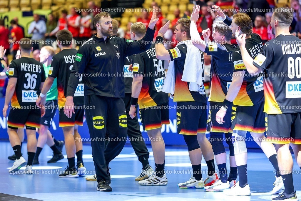EHF24012603111 | 24.01.2026, Handball, Men's EHF EURO 2026, Deutschland - Norwegen, Jyske Bank Boxen in Herning, Dänemark, Main Round: Abschlussjubel nach dem deutschen Sieg gegen Norwegen.  Andreas Wolff (Germany #33) mit der deutschen Mannschaft nach der Auszeichnung Player of the Match