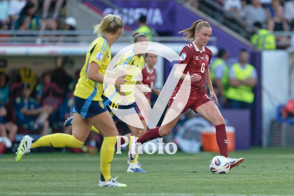 Denmark v Sweden - UEFA Women's EURO 2025 Group C | GENEVA, SWITZERLAND - JULY 4: Karen Holmgaard of Denmark (R)  passes the ball during the UEFA Womens EURO 2025 Group C match between Denmark and Sweden at Stade de Geneve on July 4, 2025 in Geneva, Switzerland. (Photo by Giuseppe Velletri/Sports Press Photo/Getty Images)