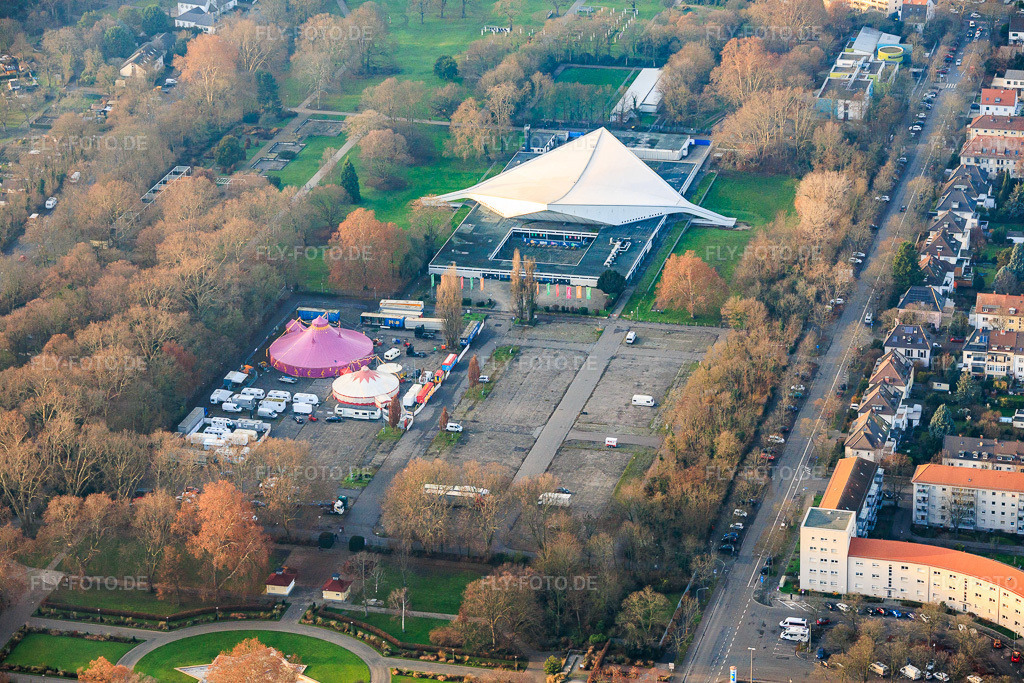Luftbild: Friedrich-Ebert-Halle und Zirkus auf dem Parkplatz am Ebertpark im Ortsteil Friesenheim in Ludwigshafen im Bundesland Rheinland-Pfalz in Deutschland. Foto: IMG_152062.jpg vom 12.12.2025 durch Werner Riehm/FLY-FOTO.deLUDWIGSHAFEN-EBERTHALLE.DE