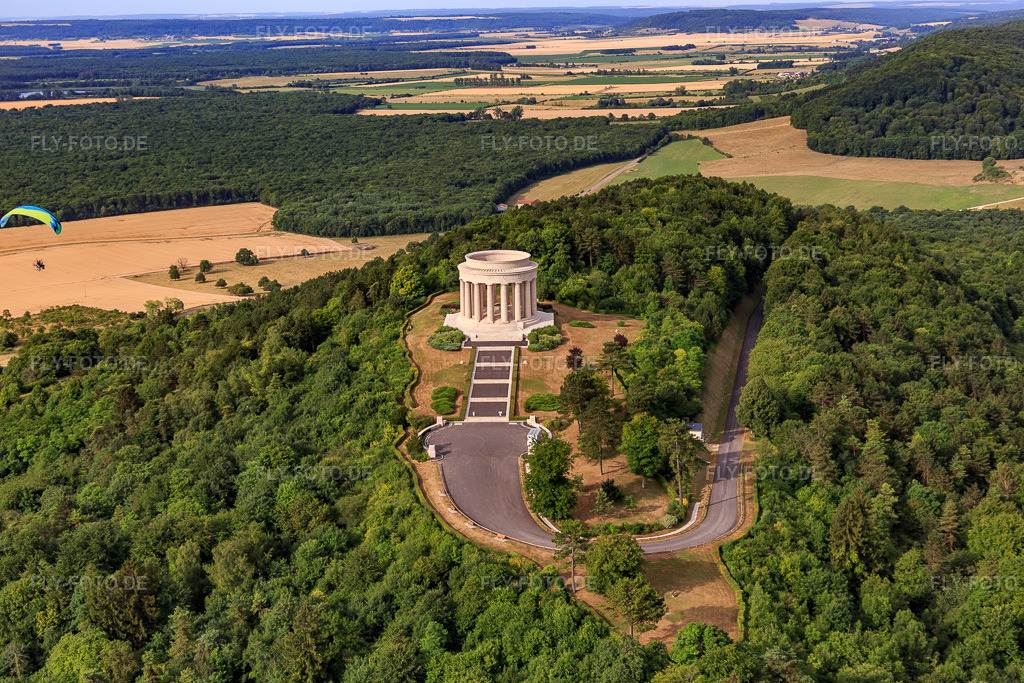 Luftbild: Amerikanisches Kriegerdenkmal Butte de Montsec in Montsec im Bundesland Meuse in Frankreich. – Foto: IMG_083310.jpg vom 12.07.2015 durch Werner Riehm/FLY-FOTO.de – Auflösung des Originals: 5472 x 3648 px – Montsec American Monument - American Battle Monuments Commission (ABMC)