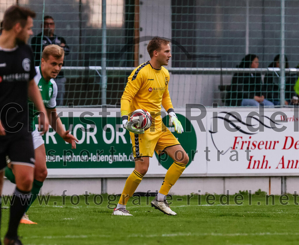 2023-08-09_093_FC_Schwaig_gegen_TuS_Geretsried | Deutschland, 09.08.2023:
Fußball, Landesliga Südost 2023 / 2024, 5. Spieltag, FC Schwaig gegen TuS Geretsried, Endergebnis: 4:1

Torwart Franz Hornof (FC Schwaig, #1)

Foto: Christian Riedel / fotografie-riedel.net