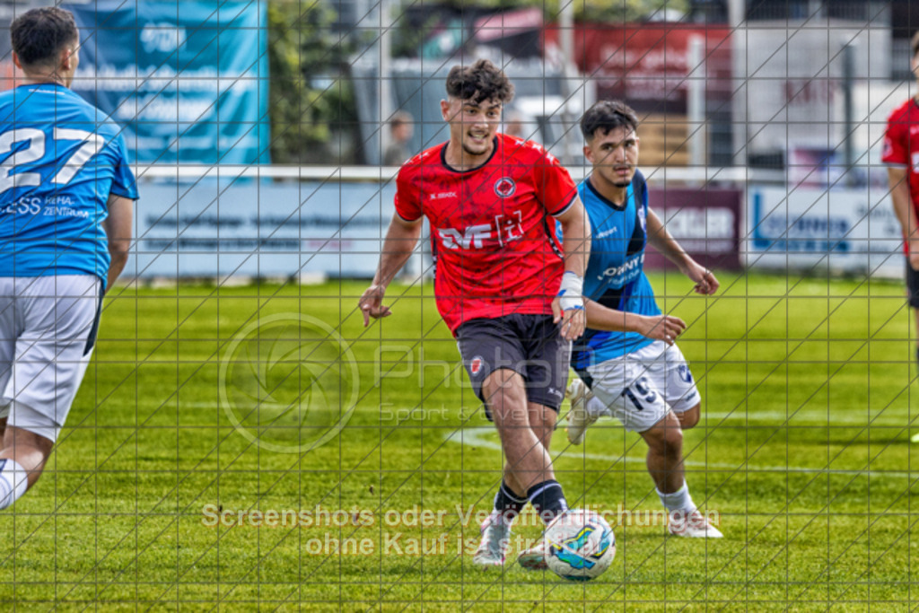 20250816_141046_0218-Bearbeitet | #,1.Göppinger SV (rot) vs. FSV 08 Bietigheim-Bissingen (blau), Fußball, Oberliga BW, wfv, 03. Spieltag, Saison 2025/2026, Rasensportplatz Stadion SV Göppingen, Hohenstaufenstr. 116, 73033 Göppingen, 16.08.2025 - 14:00 Uhr,Foto: PhotoPeet-Sportfotografie/Peter Harich