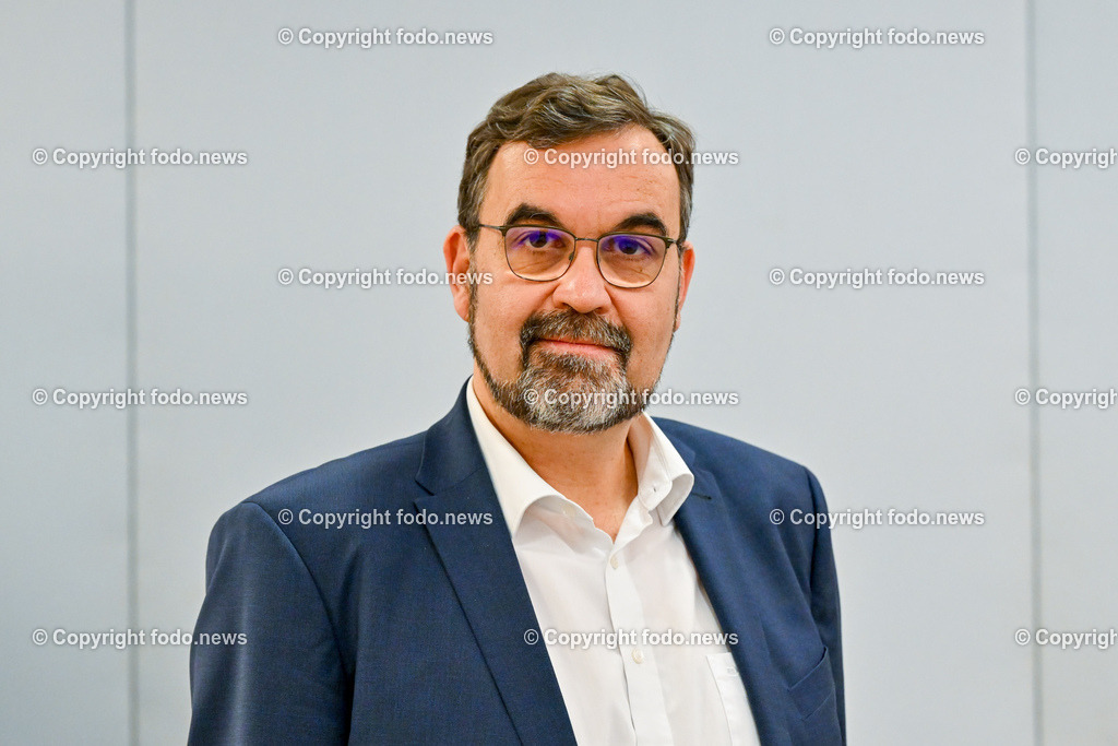 Pressekonferenz ProOriente_ Die Veränderung der Epoche-Herausforderung für die Christen_ 09.03.2023-3 | 09.03.2023, Presseclub Linz, AUT, Pressekonferenz Pro Oriente, Die Veraenderung der Epoche-Herausforderung fuer die Christen, im Bild Helmut Außerwoeger (Direktor des Bildungshauses Schloss Puchberg)

