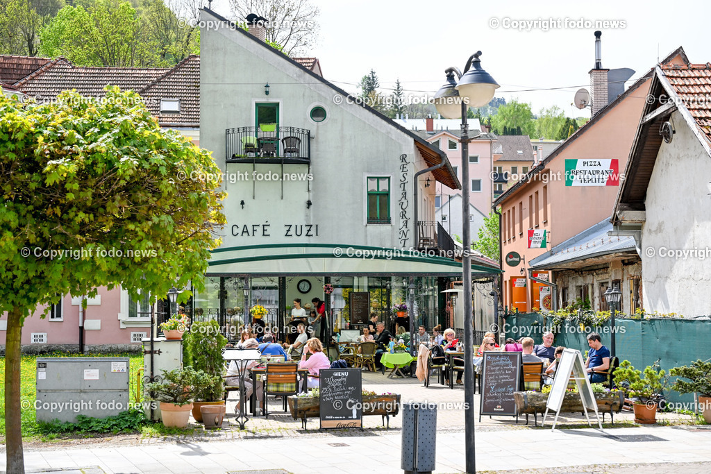 Slowakei_ Trenciansky kraj_ Trencianske Teplice_ 22.04.2025-12 | 22.04.2025, Slowakei, SVK, Trenciansky kraj, Trencianske Teplice, im Bild Trencianske Teplice, Trentschin-Teplitz, Stadt im Westen der Slowakei, Kurort mit Sehenswuerdigkeiten, Hotels aus der Zeit der habsburgischen Monarchie, einem Kurpark sowie alten Badehaeusern, Stadtansichten, Gebaeude, Architektur, Park, Strassen, Haeuser, Infrastruktur,  Denkmaeler, Kultur, Cafe, Cafehaus, Gastgarten, Touristen, Gastronomie