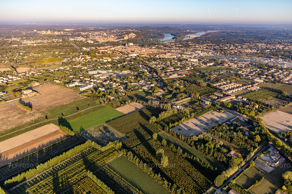 Aerial view: View of the town in Tarascon in the state Bouches du Rhone, France. – Photo: IMG_129579.jpg taken on 09/23/2021 by Werner Riehm/FLY-FOTO.com – Resolution of the original: 5309 x 3539 px