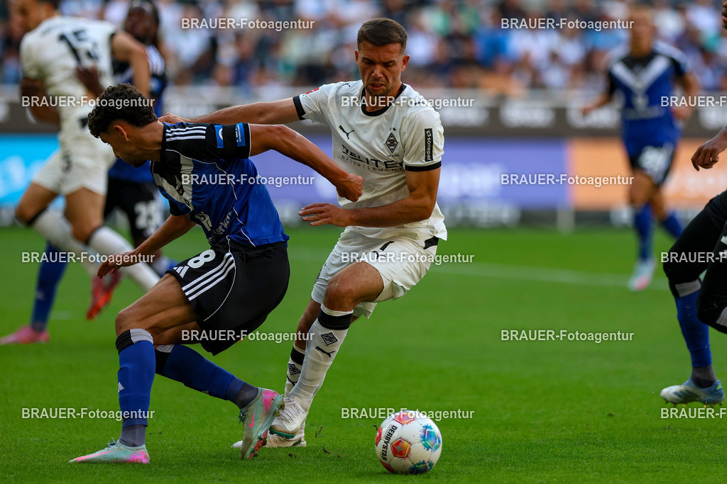 Borussia Mönchengladbach vs Hamburger SV - Bundesliga  | Mönchengladbach, Deutschland, 24.08.25:   Daniel Elfadli (Hamburger SV) und Kevin Stöger (Borussia Mönchengladbach) im Kampf um den Ball waehrend des Spiels der Bundesliga zwischen Borussia Mönchengladbach vs Hamburger SV im Stadion im Borussia Park(Foto von Brauer-Fotoagentur / Adrian Schlueter)