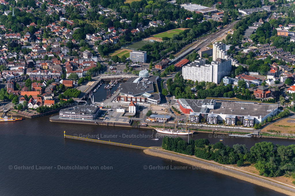 4030210 | BREMEN 01.06.2020 Hafenanlagen am Ufer des Fluss- Verlaufes der Weser mit Lesum und Schönebecker Aue im Ortsteil Vegesack in Bremen, Deutschland. // Port facilities on the banks of the river course of the Weser with Lesum and Schoenebecker Aue in the district Vegesack in Bremen, Germany. Foto: Gerhard Launer