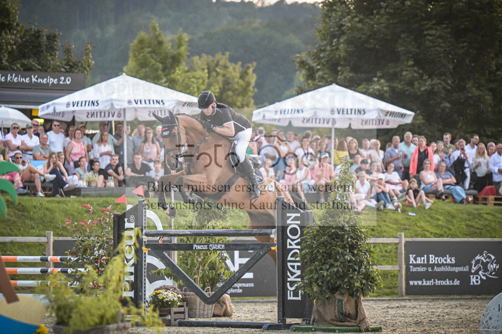 DOS_2457 | Entdecke hochwertige Reitturnierfotos von Foto Oger. Professionell, emotional und authentisch – jetzt Lieblingsmomente im Shop bestellen.Deutschlandweite Turnierfotografie. - Realisiert mit Pictrs.com
