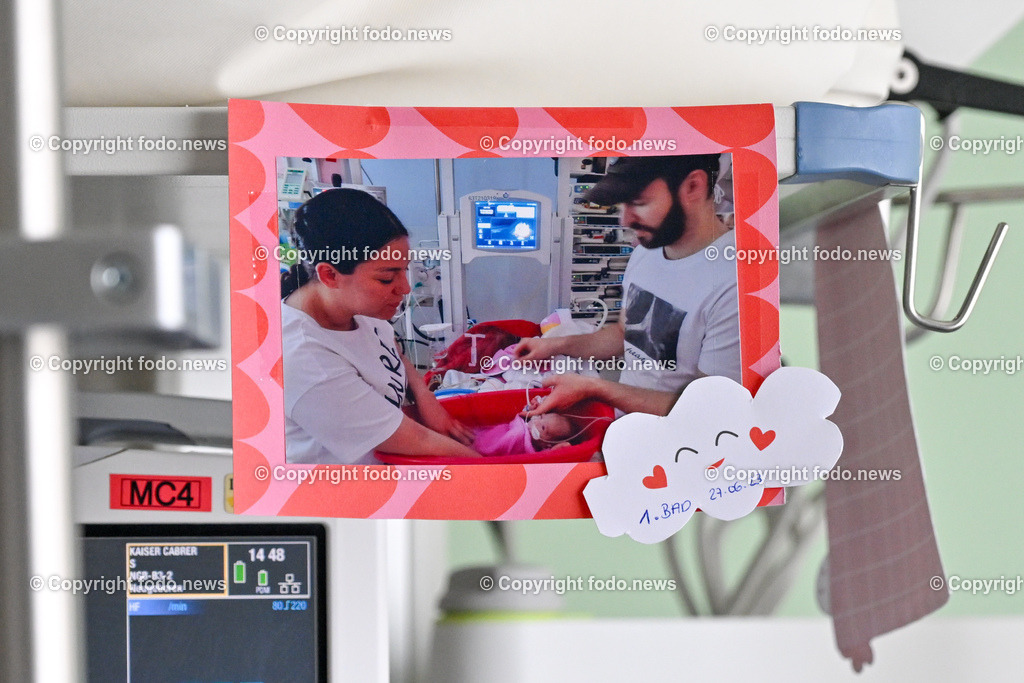 Med Campus IV_ Landesfrauen- und Kinderklinik_ Neugeborenenstation_ 06.07.2023-16 | 06.07.2023, Linz, AUT, Kepler Universitaetsklinikum Linz, Med Campus IV, Landesfrauen- und Kinderklinik, Neugeborenenstation, im Bild Esmeralda Kaiser (27) und Benjamin Kaiser (30) und Toechterchen Sofia Yui aus Linz, Erinnerungsbild
