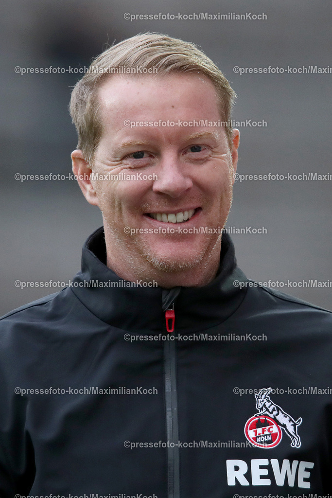 RWE06012402076 | 06.01.2024, Essen, Fußball, Herren, Stadion an der Hafenstraße, Testspiel, Rot-Weiss Essen – 1. FC Köln:  Der neue Cheftrainer Timo Schultz (1.FC Köln) lachend bei seinem ersten Spiel für den Kölner FC. 
DFB regulations prohibit any use of photographs as image sequences and or quasi-video.