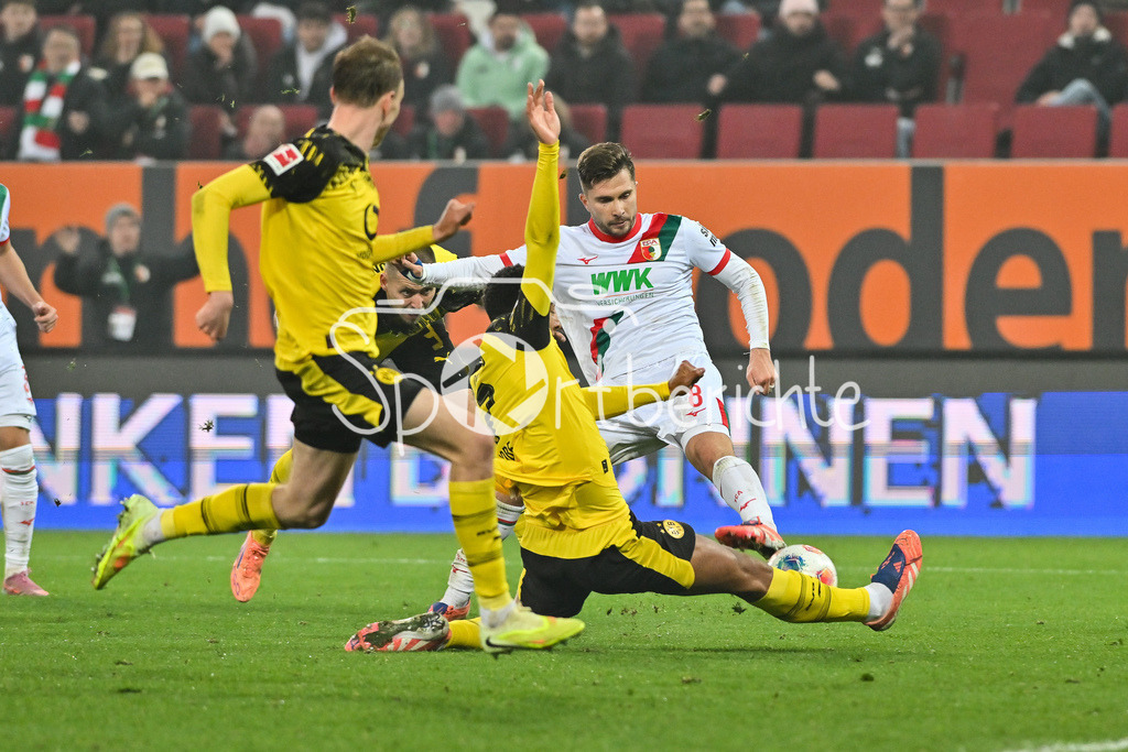 FC Augsburg - Borussia Dortmund | AUGSBURG, GERMANY - Jobe BELLINGHAM (Borussia Dortmund 7) against Elvis REXHBECAJ (FC Augsburg 8) during the bundesliga match between FC Augsburg vs. Borussia Dortmund on matchday 9 at WWK Arena on October 31, 2025 in Augsburg, Germany / DFL REGULATIONS PROHIBIT ANY USE OF PHOTOGRAPHS AS IMAGE SEQUENCES AND/OR QUASI-VIDEO
