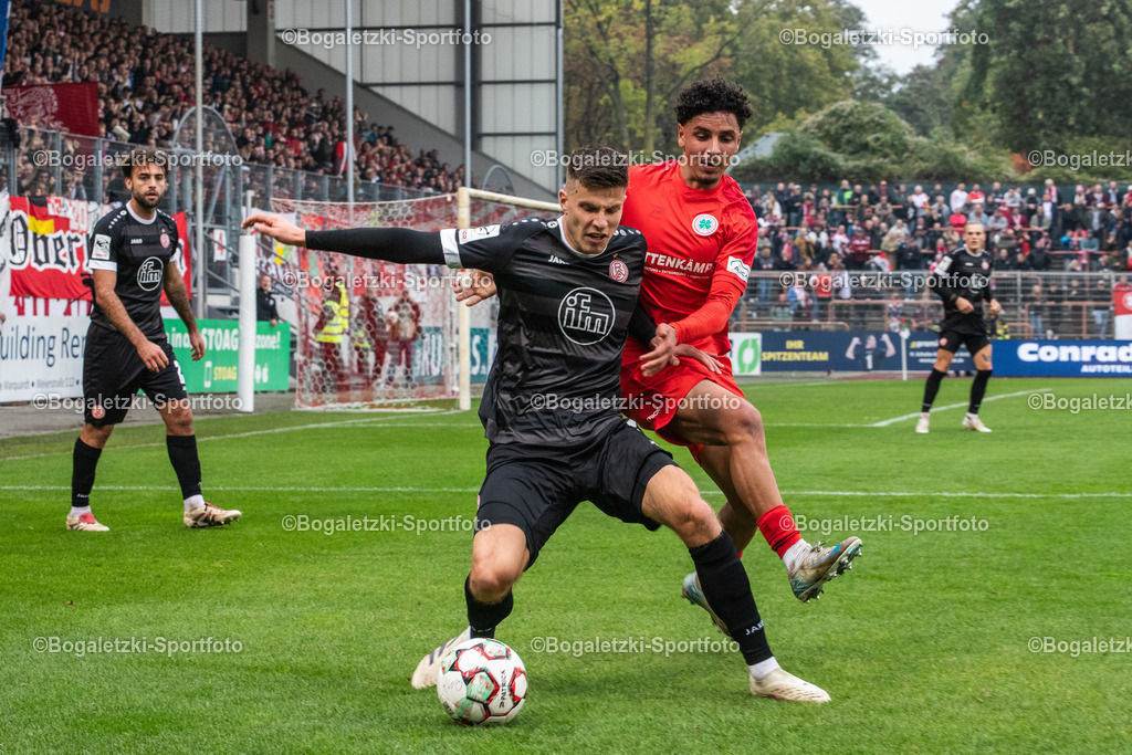 Zweikampf | 11.10.2025, Fußball, Niederrheinpokal, Rot-Weiß Oberhausen - Rot-Weiss Essen: Michael Kostka (Rot-Weiss Essen #2) schirmt den Ball vor  Ayman Aourir  (Rot-Weiß Oberhausen #27) ab - Realisiert mit Pictrs.com