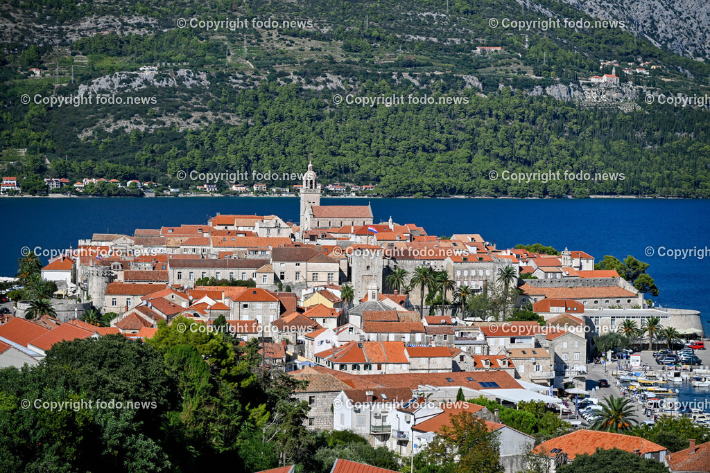 Kroatien_ Korcula_ Insel in Sueddalmatien_ Korcula Stadt_ 13.09.2024-104 | 13.09.2024, Kroatien, HRV, Korcula, Insel in Sueddalmatien, Korcula Stadt im Bild Hafen, Hafenansichten, Boot, Boote, Schiff, Schiffe, Gebauede, Adria, Meer, Stadtansichten, Altstadt, Marco Polo, Museum, Touristen, Souvenier, Restaurant, KonobaKorcula - Schwarzes Korfu - benannt nach den dunklen Kiefernwaeldern, ist eine zu Kroatien gehoerende Insel in der Adria vor der Kueste Sueddalmatiens. Zugleich ist sie Teil des Dinarischen Gebirges. Quelle: Wikipedia