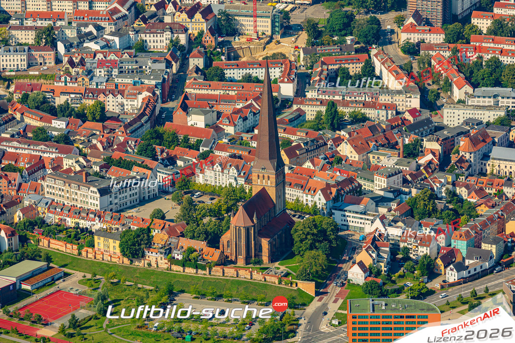 Petrikirche Rostock Bild- Das Luftbild wurde 2025 vom UL-Flugzeug heraus erstellt ( keine Drohne bzw. Drohnenaufnahme ) - Hochauflösende Luftaufnahme -Nicht vergleichbar mit Google Maps oder Satelittenbilder- Die Geschenkidee !Mit Lizenz und Bildrechte bestellbar - CC