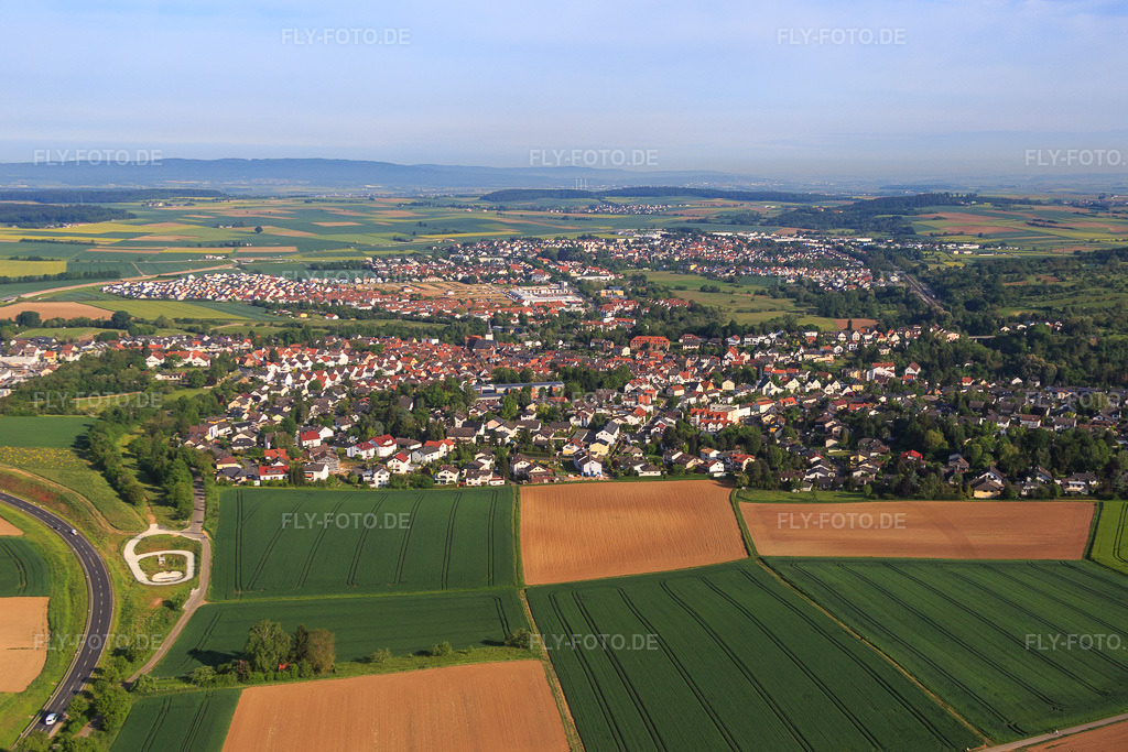 Luftbild: Ortsansicht von Süden im Ortsteil Windecken in Nidderau im Bundesland Hessen in Deutschland. Foto: IMG_088817.jpg vom 20.05.2016 durch Werner Riehm/FLY-FOTO.de