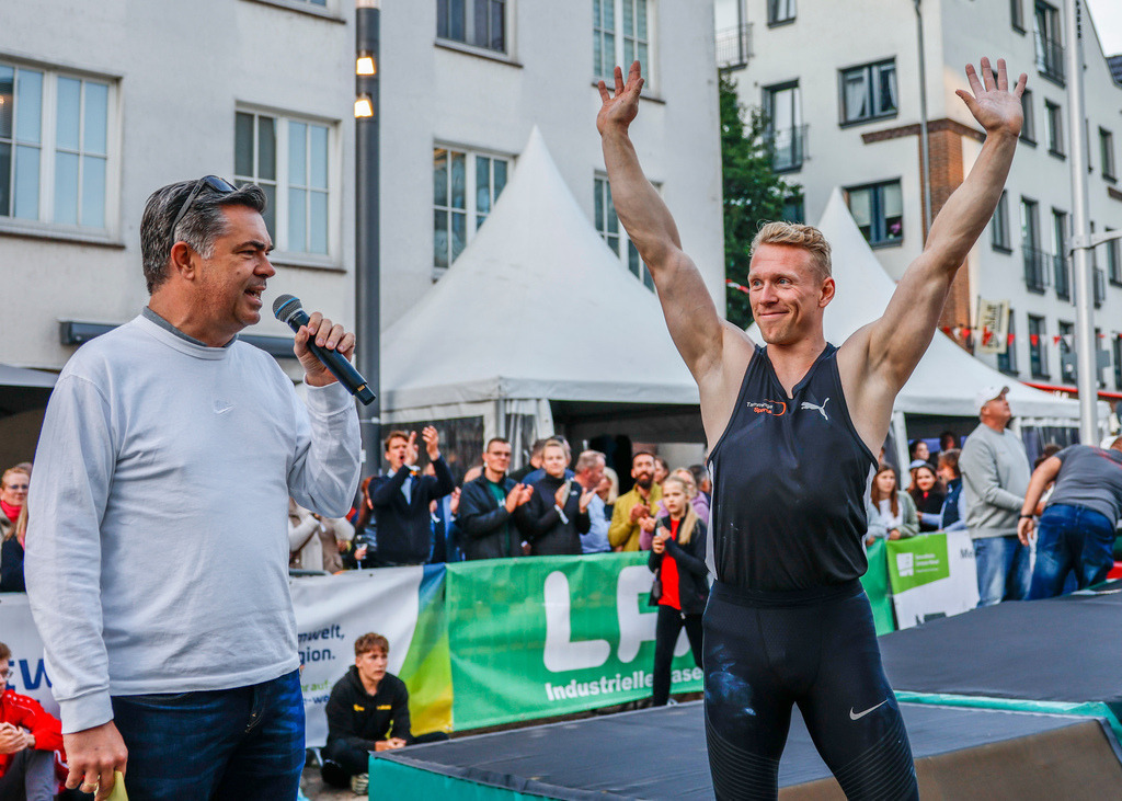 top-top.de 240913-215 | Foto, Video, Fotografie, Videografie, Fotobox, DJ, Discjockey, Musik, Musikbox, Veranstaltung, Photobooth, Amazon, Ebay, Buchtipp, Bestseller, Autor, Verlag, Buch, Wesel, Hamminkeln, NRW, Dinslaken, Rees, Drohne, Hochzeit, Party, Fotobox, Wesel, Fotograf