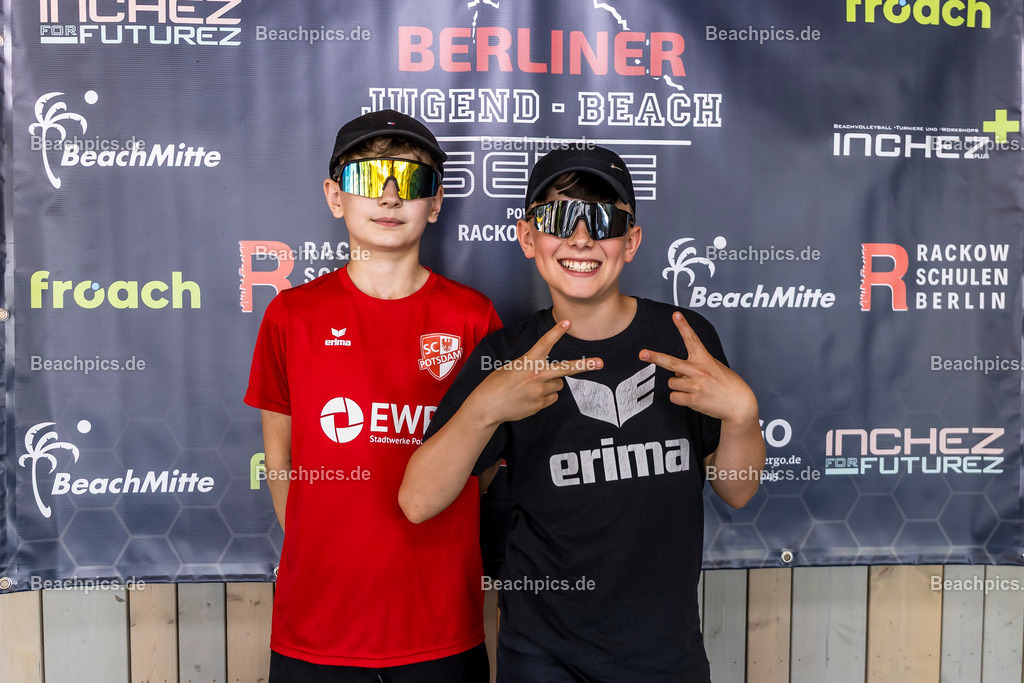 2025-200076223-Jugend-Beach-Serie-Fotobox | Pinar Atalay, Bundeskanzler Friedrich Merz 31.05.2025; Berlin Foto: Gerold Rebsch - www.beachpics.de