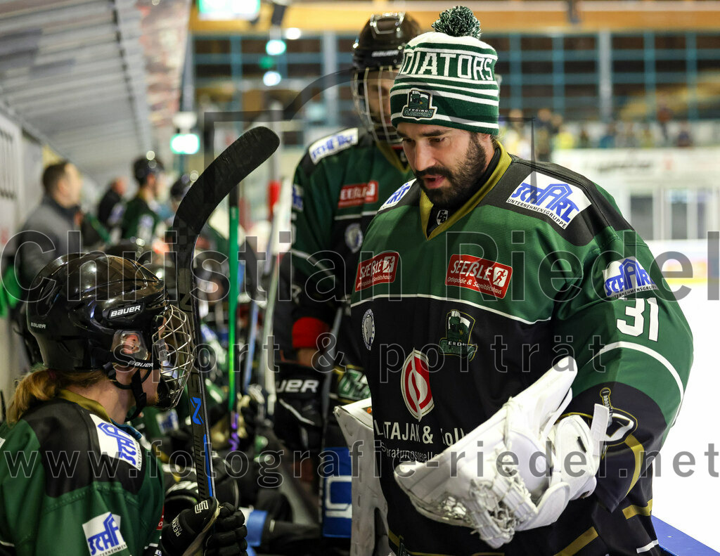 2022-12-09_085_TSV_Erding_gegen_EHC_Waldkraiburg | Erding, Deutschland, 09.12.2022:
Eishockey, Bayernliga 2022 / 2023, 19. Spieltag, TSV Erding gegen EHC Waldkraiburg, Endergebnis: 9:2

Torwart Christoph Schedlbauer (Erding Gladiators, #31)

Foto: Christian Riedel / fotografie-riedel.net