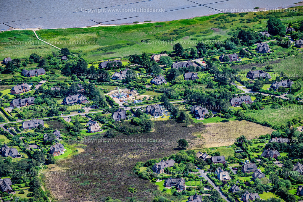 Sylt_Kampen_Wattseite_ELS_5251130625 | KAMPEN (SYLT) 13.06.2025 Ortsansicht der Straßen und Häuser der Wohngebiete in Kampen (Sylt) im Bundesland Schleswig-Holstein. // Town View of the streets and houses of the residential areas in Kampen (Sylt) in the state Schleswig-Holstein. Foto: Martin Elsen