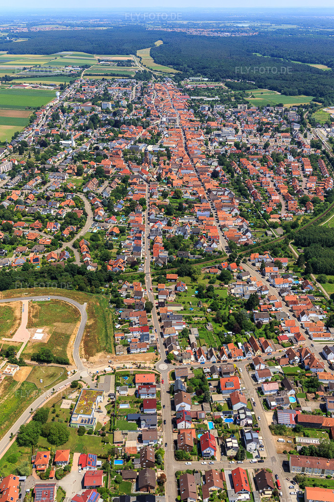 Luftbild: Stadtansicht aus Westen mit Neubaugebiet K2 in Erschliesung in Kandel im Bundesland Rheinland-Pfalz in Deutschland. Foto: IMG_127258.jpg vom 26.06.2021 durch Werner Riehm/FLY-FOTO.de