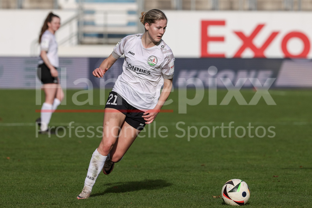 Fussball, 2. Frauen-Bundesliga, SV Meppen - FSV Gütersloh 2009 | v.li.: Katharina Rädeker (FSV Gütersloh 2009, 21) am Ball, Einzelbild, Ganzkörper, Aktion, Action, Spielszene, DIE DFB-RICHTLINIEN UNTERSAGEN JEGLICHE NUTZUNG VON FOTOS ALS SEQUENZBILDER UND/ODER VIDEOÄHNLICHE FOTOSTRECKEN. DFB REGULATIONS PROHIBIT ANY USE OF PHOTOGRAPHS AS IMAGE SEQUENCES AND/OR QUASI-VIDEO.