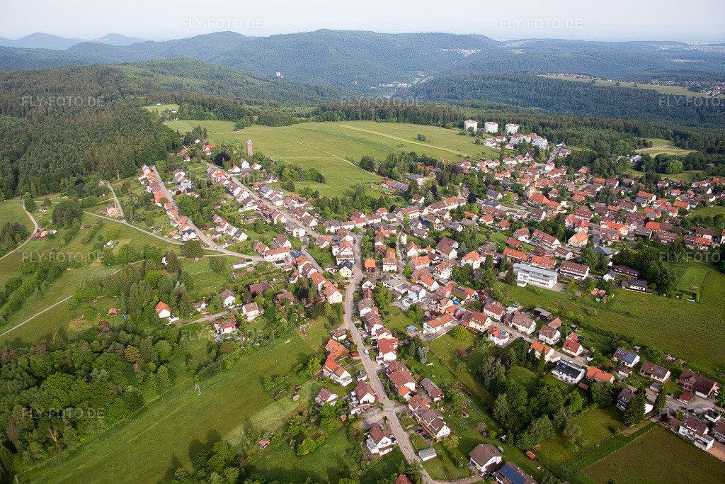 Luftbild: landwirtschaftlichen Feldern und Nutzflächen in Dobel im Bundesland Baden-Württemberg in Deutschland. Foto: IMG_079782.jpg vom 31.05.2015 durch Werner Riehm/FLY-FOTO.de