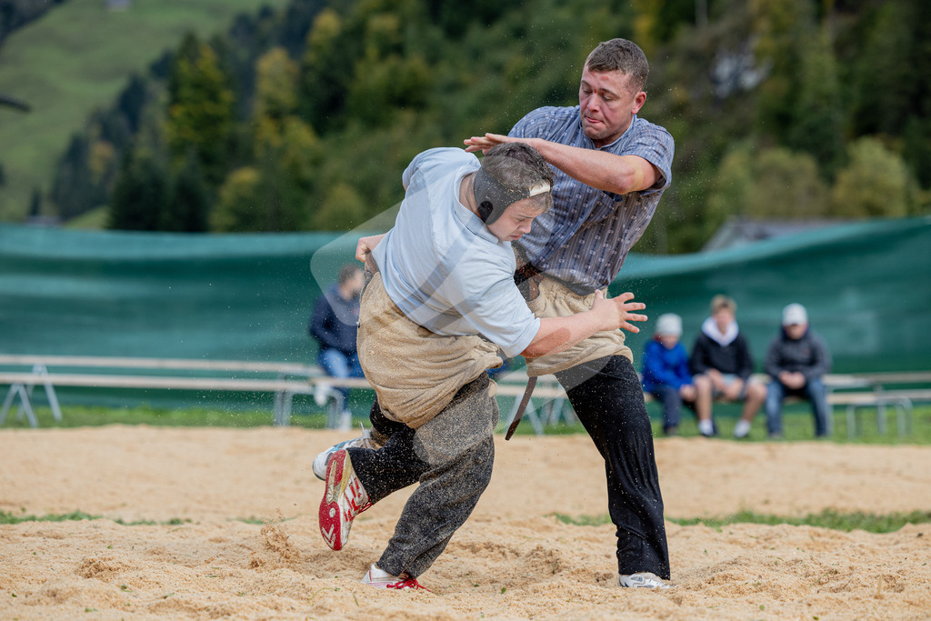 Unteriberg2025_2575 | Die Schwinger des Schwyzer Kantonalen Schwingerverbandes: Fotos, die Dynamik und Leidenschaft festhalten, sowie emotionale Momente aus dem traditionellen Schwingsport zeigen. - Realisiert mit Pictrs.com