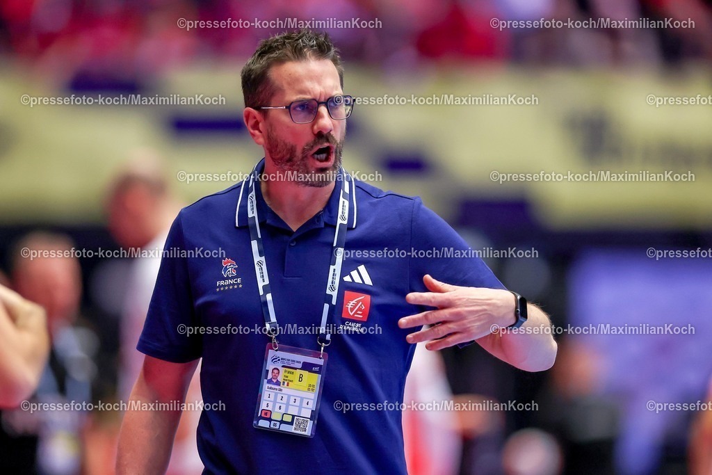 EHF22012603166 | 22.01.2026, Handball, Men's EHF EURO 2026, Frankreich - Dänemark, Jyske Bank Boxen in Herning, Dänemark, Main Round: Headcoach Guillaume Gille (France #hc) gestikulierend am Spielfeldrand  