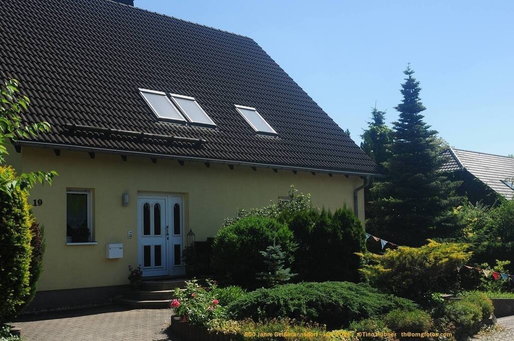 Geißmannsdorf-2026-Ortsbilder-645 | Geißmannsdorf bei Bischofswerda im Sommer 2026. Ein fotografischer Streifzug durch das Dorf Geißmannsdorf, mit Gebäuden, Straßen, Strohpuppen und geschmückten Vorgärten und Grundstücken anlässlich der 800-Jahr-Feier von Geißmannsdorf im Juni 2026 - Realisiert mit Pictrs.com