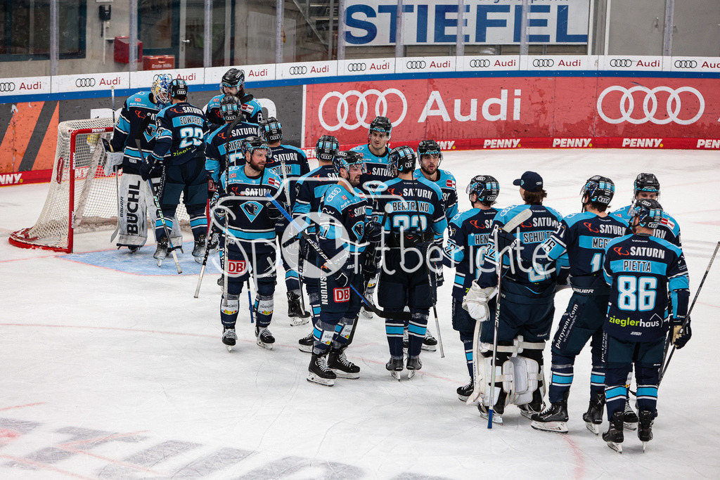 ERC Ingolstadt - Augsburger Panther | Die Hausherren freuen sich ueber den Derbysieg gegen Augsburg