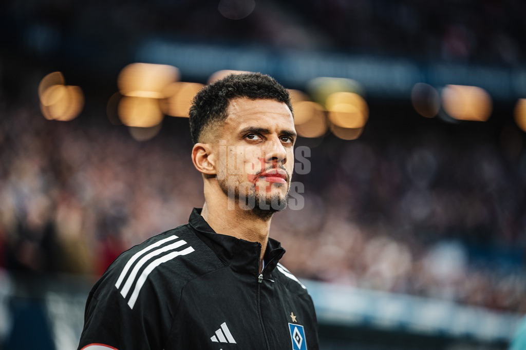 Fußball | Männer | Saison 2025/2026 | 1. Fußball-Bundesliga | 31. Spieltag | Hamburger SV vs. TSG Hoffenheim | 25.04.2026 | Robert Glatzel (#9, HSV) läuft in dias Stadion ein