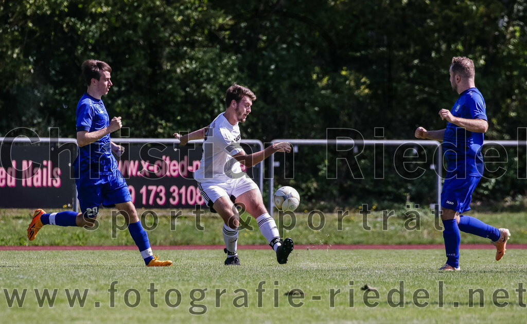 2023-09-02_061_SG_Markt_Schwaben_gegen_TSV_Hohenbrunn | Markt Schwaben, Deutschland, 02.09.2023:
Fußball, Kreisklasse 2023 / 2024, 3. Spieltag, (SG) Markt Schwaben gegen TSV Hohenbrunn, Endergebnis: 2:0

Felix Ballhorn (TSV Hohenbrunn, #20), Sebastian Beck (SG Markt Schwaben, #12), Florian Luksche (TSV Hohenbrunn, #19)

Foto: Christian Riedel / fotografie-riedel.net