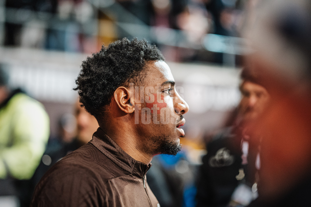 Fußball | Männer | Saison 2024/2025  | Fußball-Bundesliga | 26. Spieltag | FC St. Pauli vs. TSG Hoffenheim | 14.03.2025 | Oladapo Afolayan (#17, FC St. Pauli)